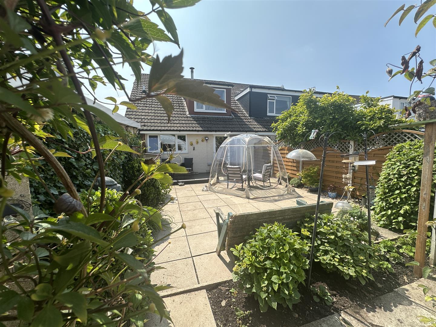 Fleetwood Drive, Banks